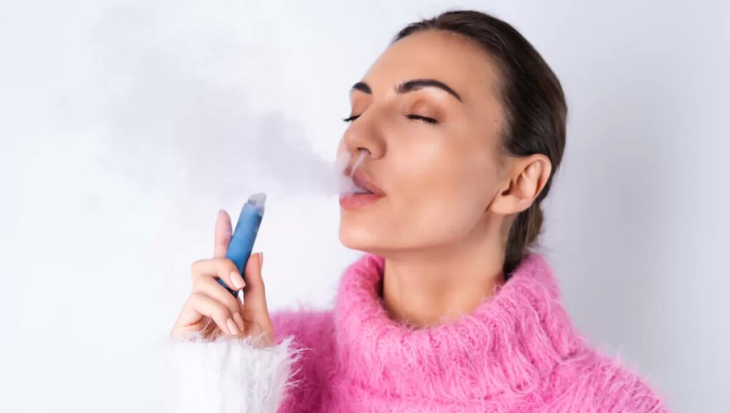 Te-ai-intrebat-vreodata-care-sunt-diferentele-dintre-vape-uri-si-tigarile-electronice-de-unica-folosinta-Top-4-deosebiri-principale.jpg